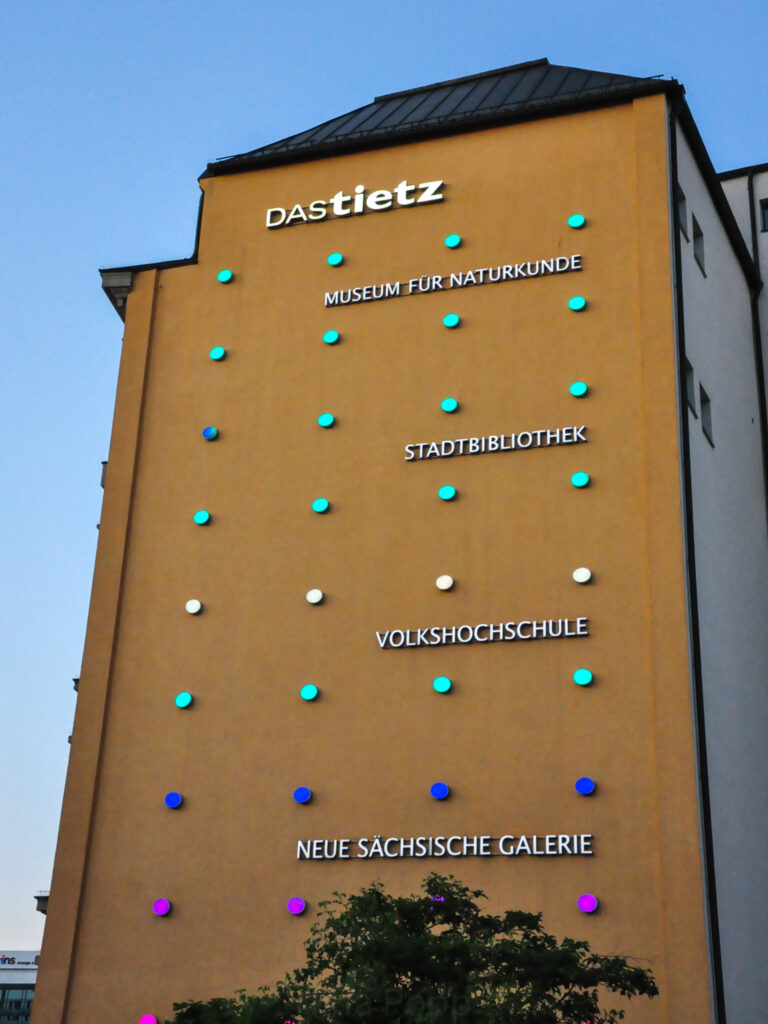 Die Außenfassade von dasTietz ist mit bunten Leuchten bestückt.