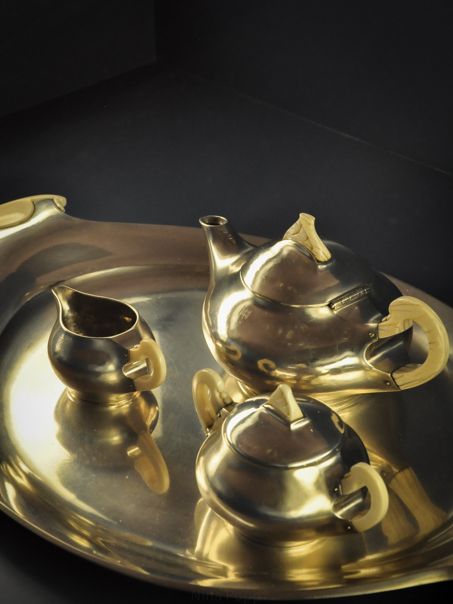 Silbertablett mit Teekanneilchkännchen und Zuckerdose im Jugendstil. Entworfen von Henry van de Velde.